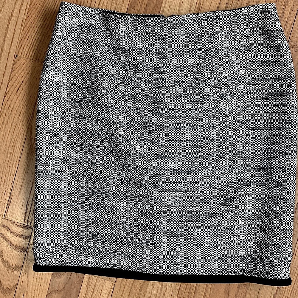 White House Black Market black and white patterned skirt size 2